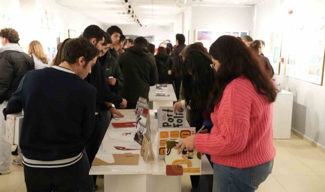 Karabük Üniversitesi Grafik Tasarımı Bölümü öğrencilerinin sergisi, büyük bir katılımla