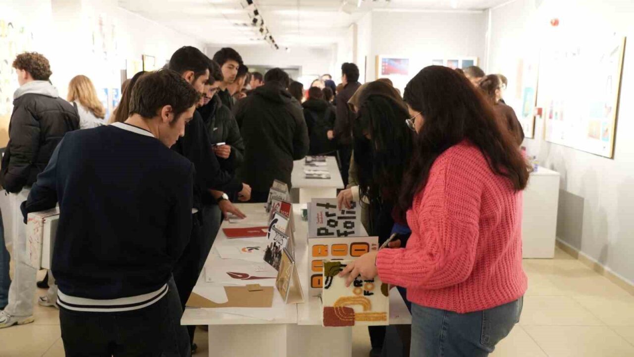 Karabük Üniversitesi Grafik Tasarımı Bölümü öğrencilerinin sergisi, büyük bir katılımla
