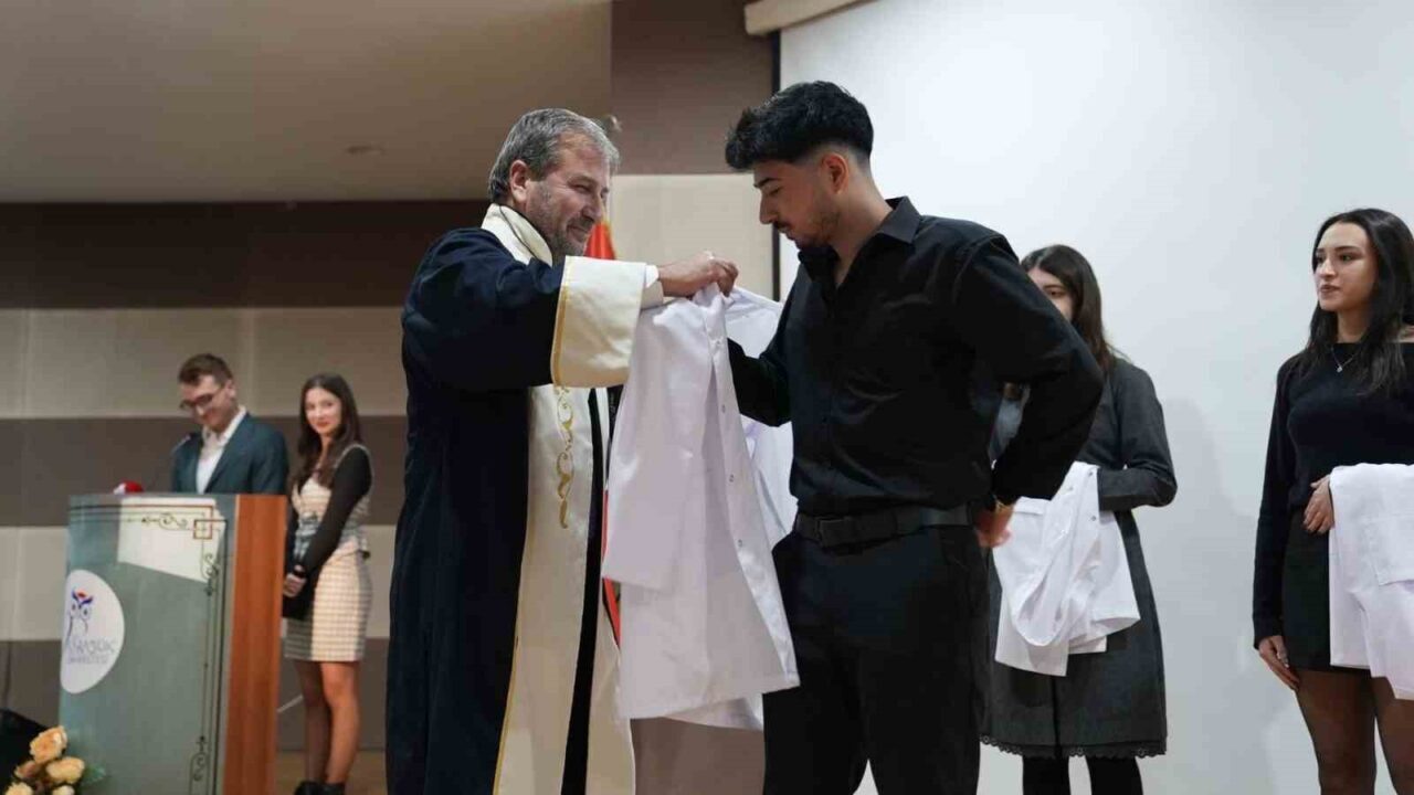 Karabük Üniversitesi Tıp Fakültesi'nin birinci sınıf öğrencileri için düzenlenen Beyaz