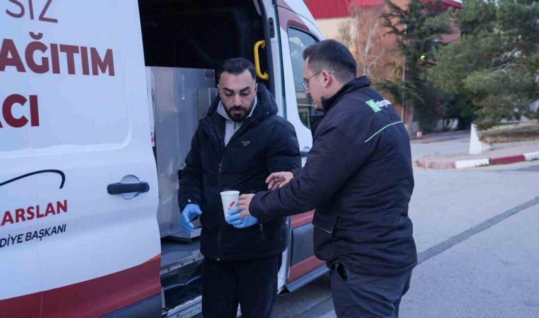 Keçiören Belediyesi, soğuk havalarda sabah erken saatlerde işe ve okula