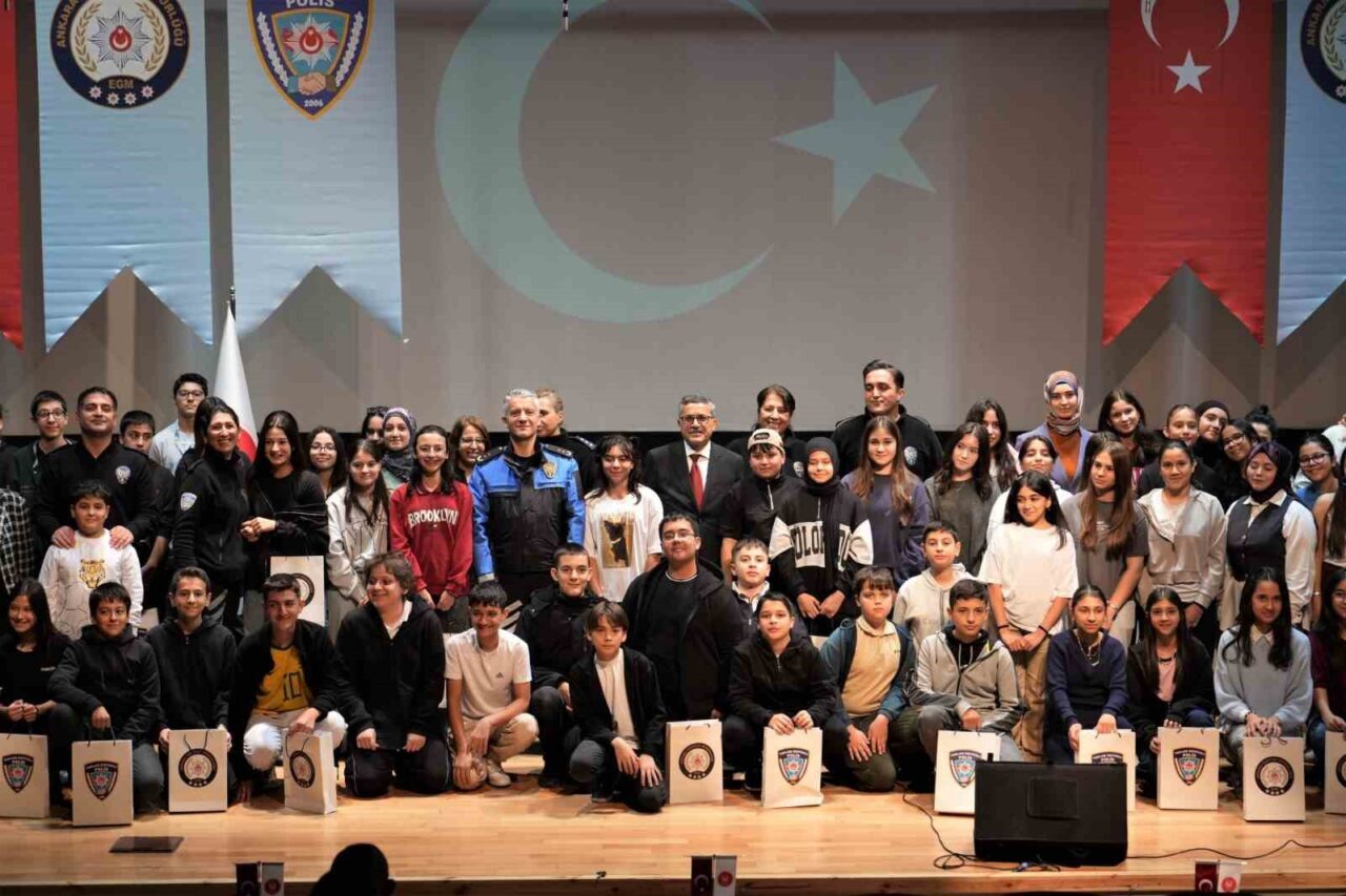 Keçiören’deki Necip Fazıl Kısakürek Tiyatro Salonu’nda düzenlenen 'Çocuk ve Gençler