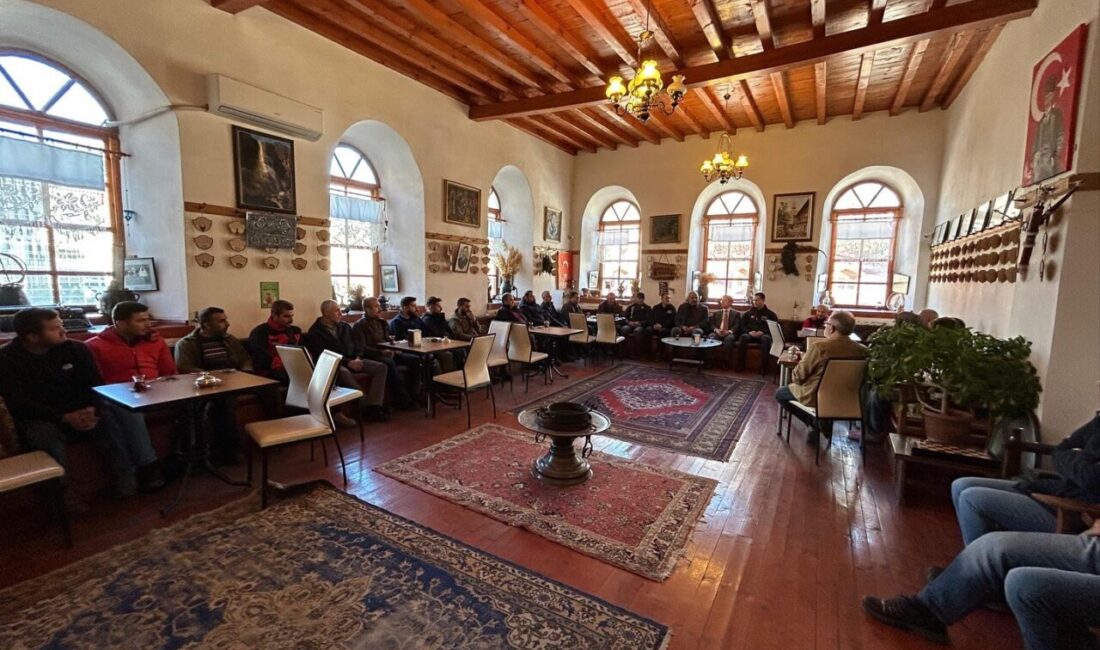 Kemaliye’de AFAD Gönüllüleri İçin Afet Bilinci Eğitimleri Düzenlendi Erzincan'ın Kemaliye ilçesinde AFAD gönüllüleri için düzenlenen eğitimler, afet bilincini