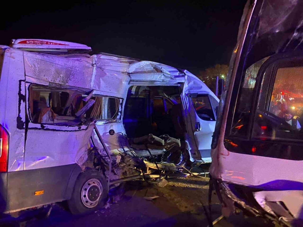 İzmir’in Kemalpaşa ilçesinde iki işçi servisinin çarpıştığı kazada 15 kişi