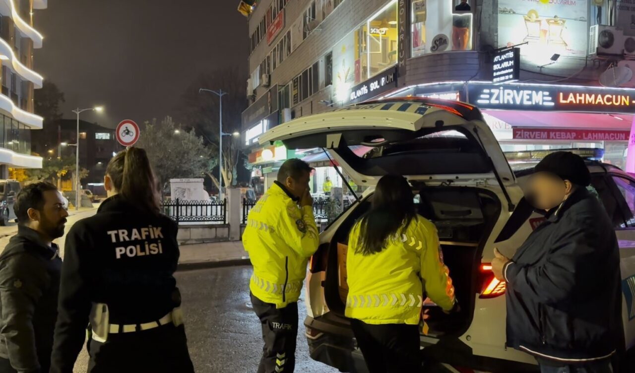 Avcılar’da bir otomobil sürücüsü, caddede sola dönerken başka bir araca