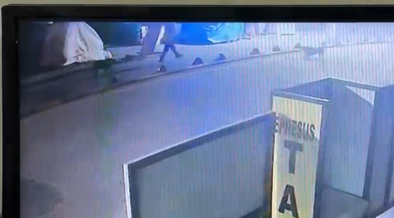 Kuşadası'nda emekli astsubay Murat G., kendisine saldırdığı iddiasıyla bir sokak