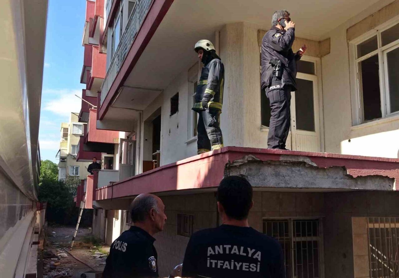 Antalya'nın Muratpaşa ilçesindeki boşaltılan 4 katlı bir binanın dairesinde çıkan