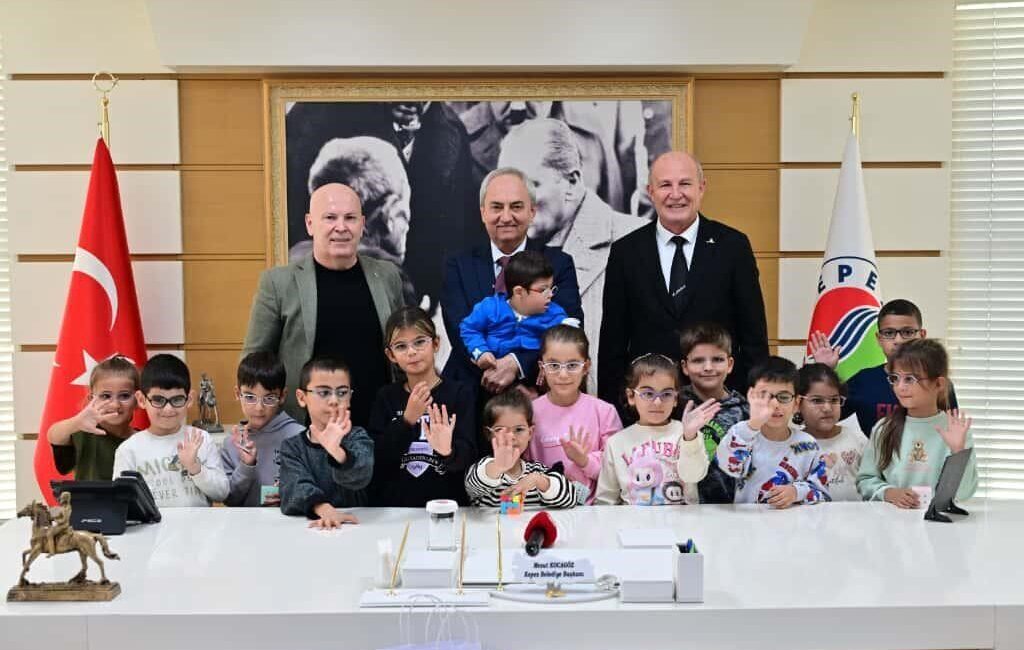 Kepez’de Göz Sağlığı Taraması Sonrası 100 Öğrenciye Gözlük Dağıtıldı Kepez Belediyesi, 82 okulda 18.137 öğrenciye göz sağlığı taraması yaptı.