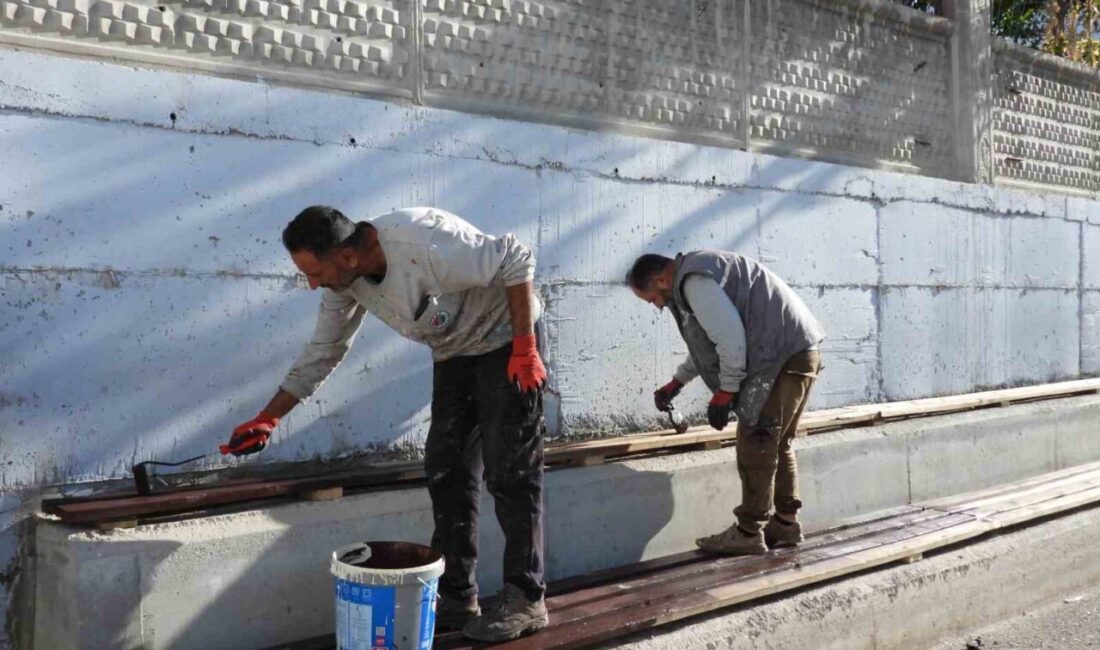 Kepez Belediyesi, Yüzüncü Yıl ve Turgut Reis Ortaokulları'nda oturma bankları