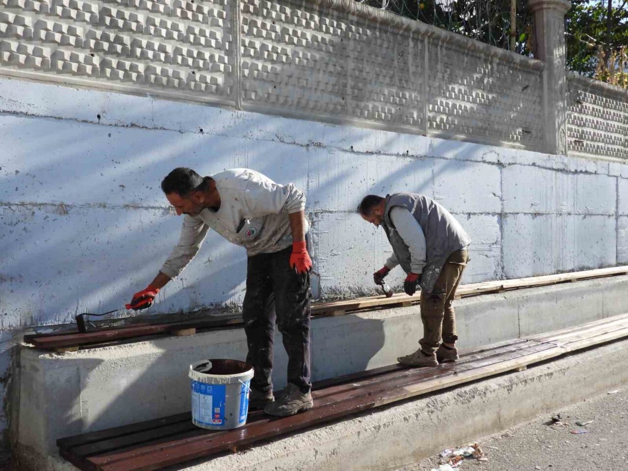 Kepez Belediyesi, Yüzüncü Yıl ve Turgut Reis Ortaokulları'nda oturma bankları