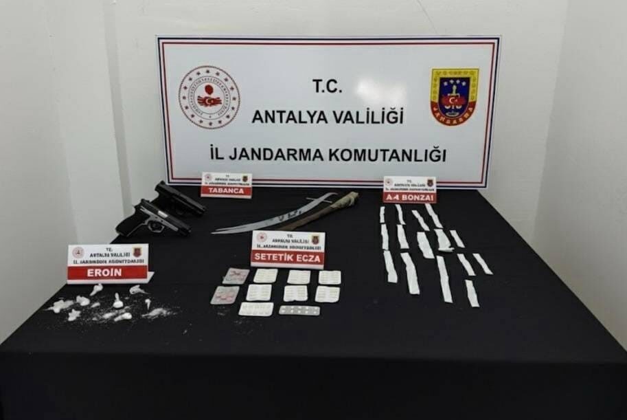 Antalya'da jandarma, Kepez ilçesinde düzenlediği operasyonda 59 sentetik hap, 500