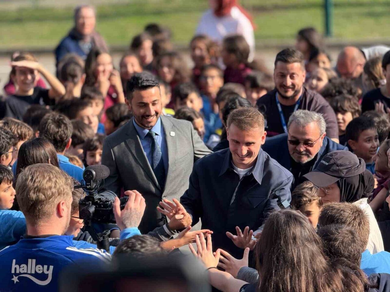 Okul başkanlık seçiminde Aras Şamlı'nın vaadi üzerine milli futbolcu Kerem