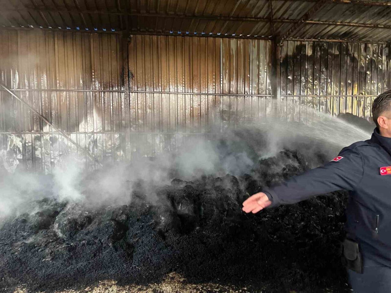 Edirne’nin Keşan ilçesine bağlı Gökçetepe köyündeki bir depoda çıkan yangında