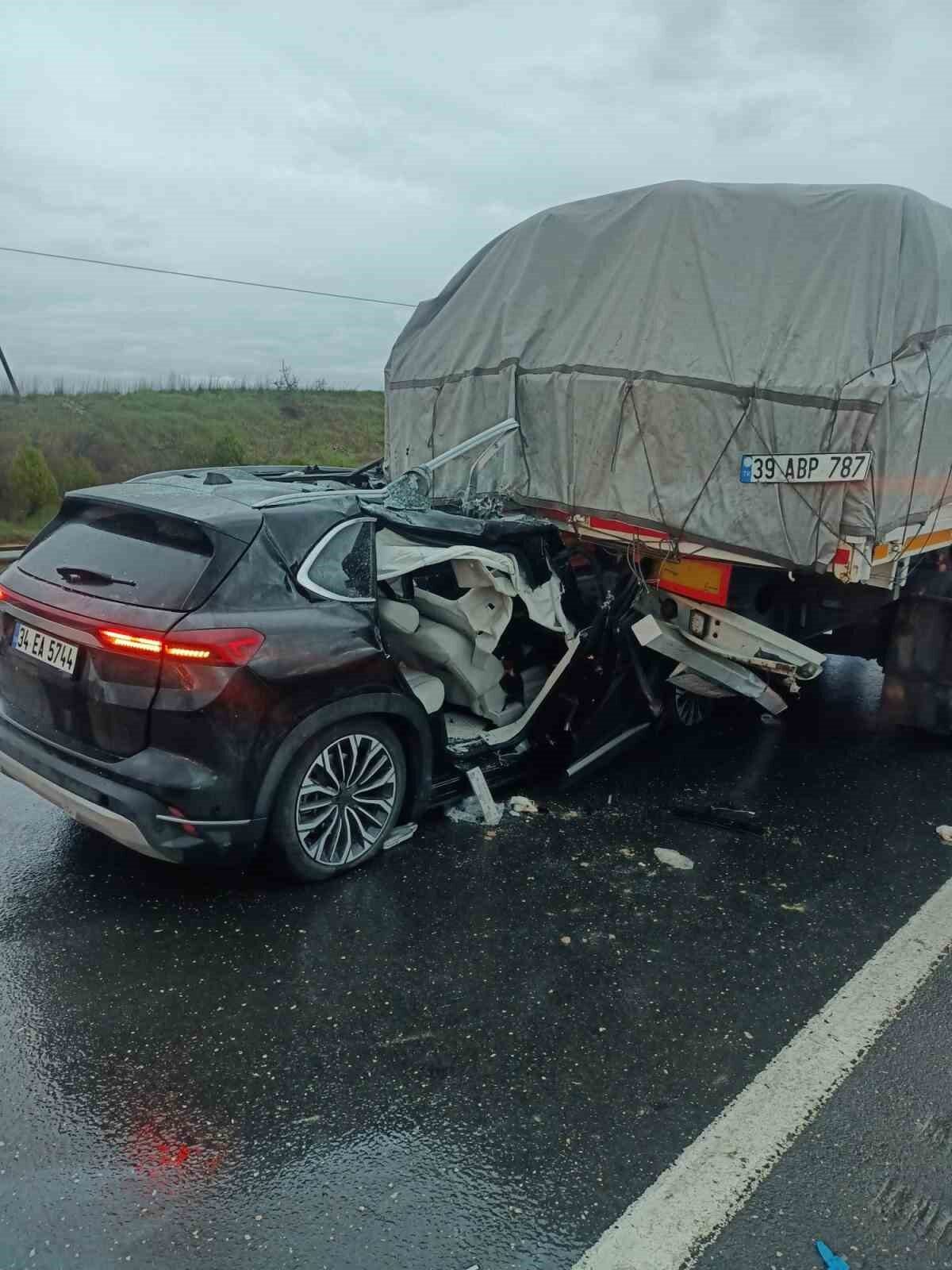 Edirne'nin Keşan ilçesinde otomobil ile tırın dorsesinin çarpışması sonucu E.A.,