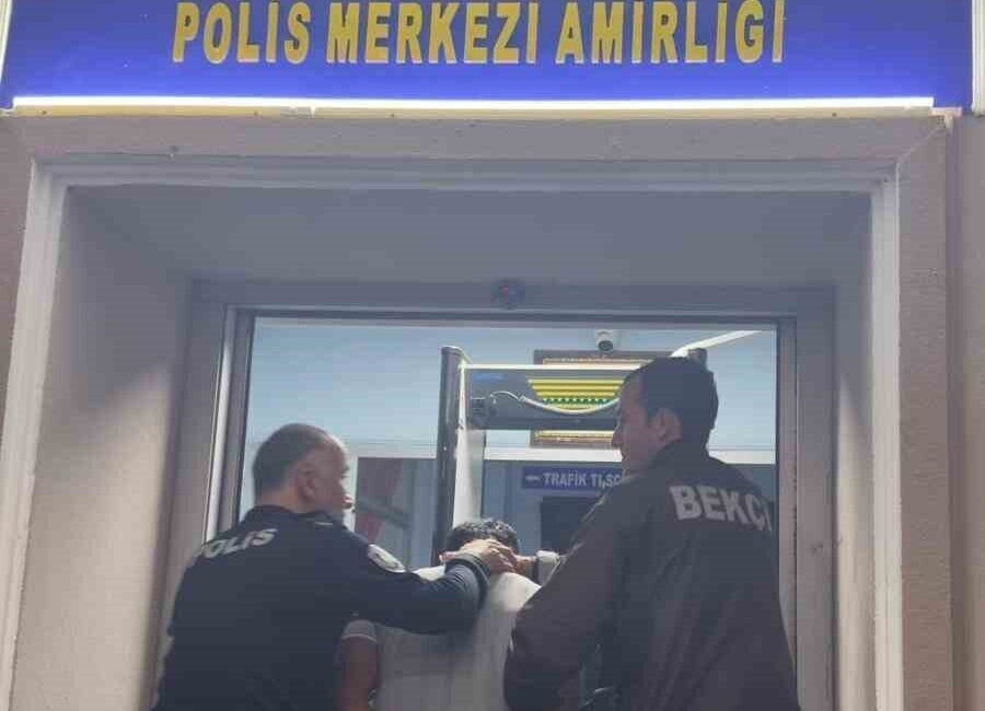 Hendek’te Jandarma Operasyonuyla İki Aranan Şahıs Yakalandı Hendek ilçesinde jandarma, kesinleşmiş hapis cezaları bulunan E.G. (42) ve