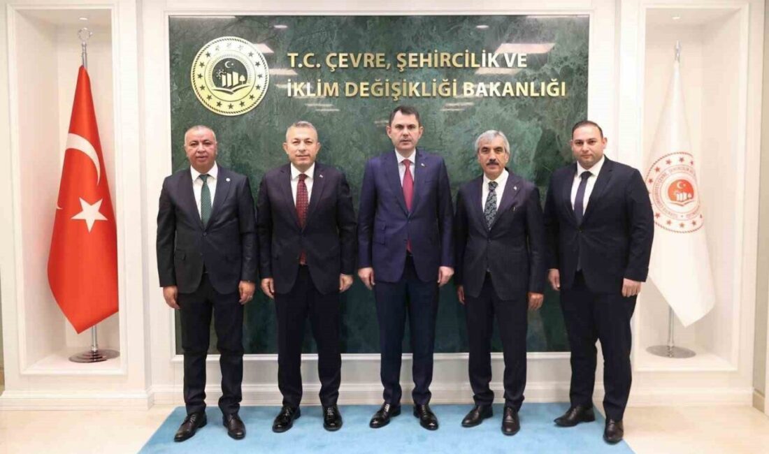 Kilis’te Şehir İçin Hayati Desteklemeler: Yeni Çöp Kamyonu ve Meydan Projesi Hayata Geçiyor Kilis, son günlerde büyük bir çöp kamyonu, 5 milyon TL