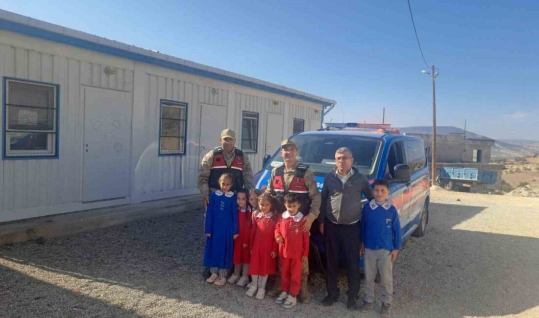 Kilis’te Jandarma, Okul Çevrelerinde Güvenlik Denetimleri Gerçekleştirdi Kilis'te jandarma ekipleri, okul çevrelerinde güvenliği artırmak amacıyla denetim gerçekleştirdi.