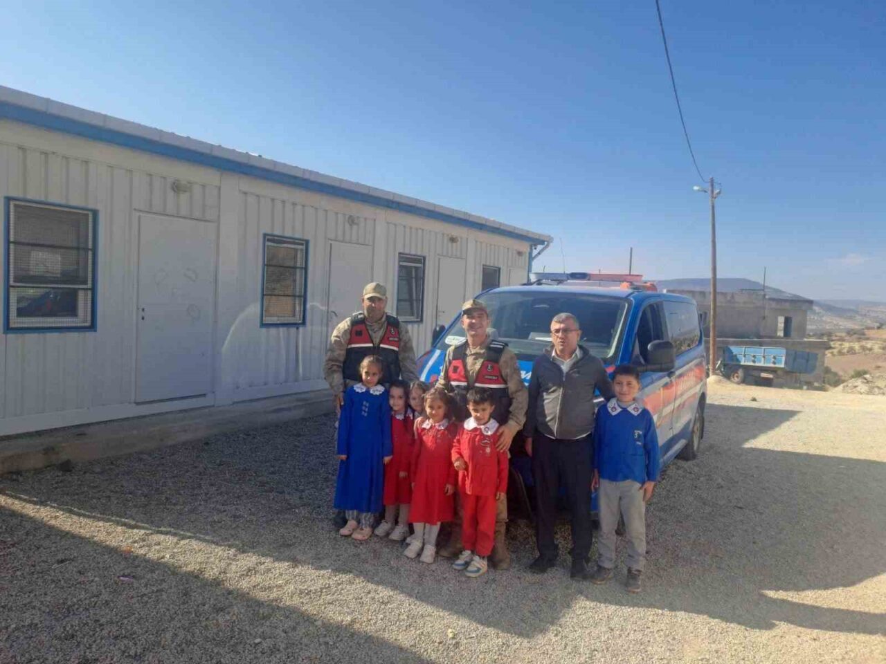 Kilis'te jandarma ekipleri, okul çevrelerinde güvenliği artırmak amacıyla denetim gerçekleştirdi.