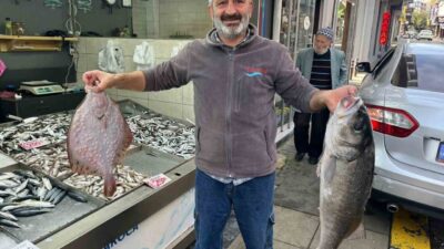 Düzce'nin Akçakoca ilçesinde avlanan 7,5 kilogramlık levrek ve 2,5 kilogramlık