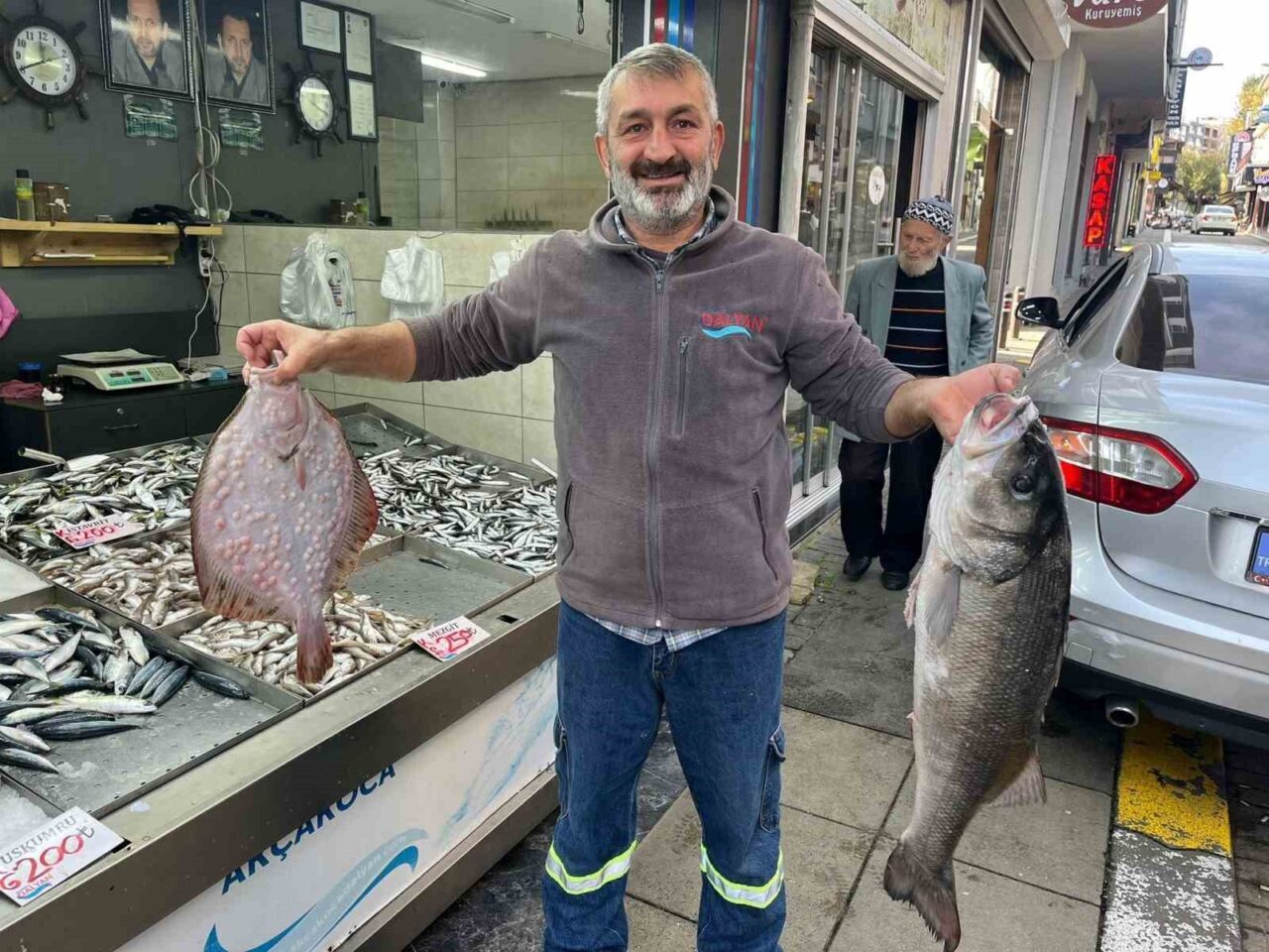 Düzce'nin Akçakoca ilçesinde avlanan 7,5 kilogramlık levrek ve 2,5 kilogramlık