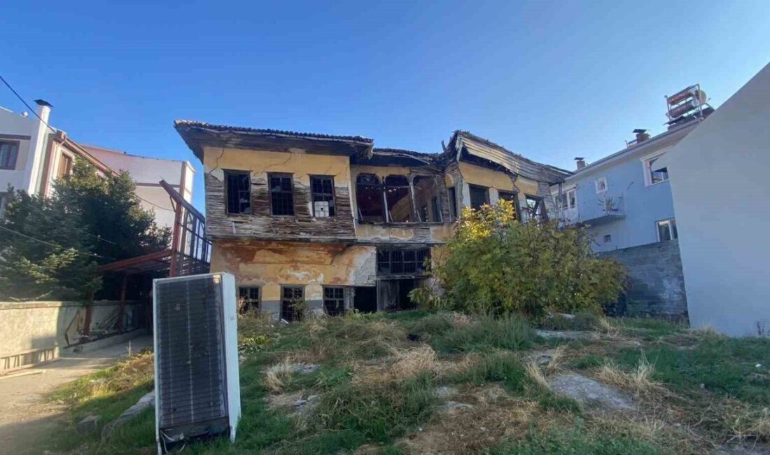 Burdur'da tarihi bir binanın yıkımı, yanındaki evde yaşayan Nilüfer Baykara'nın