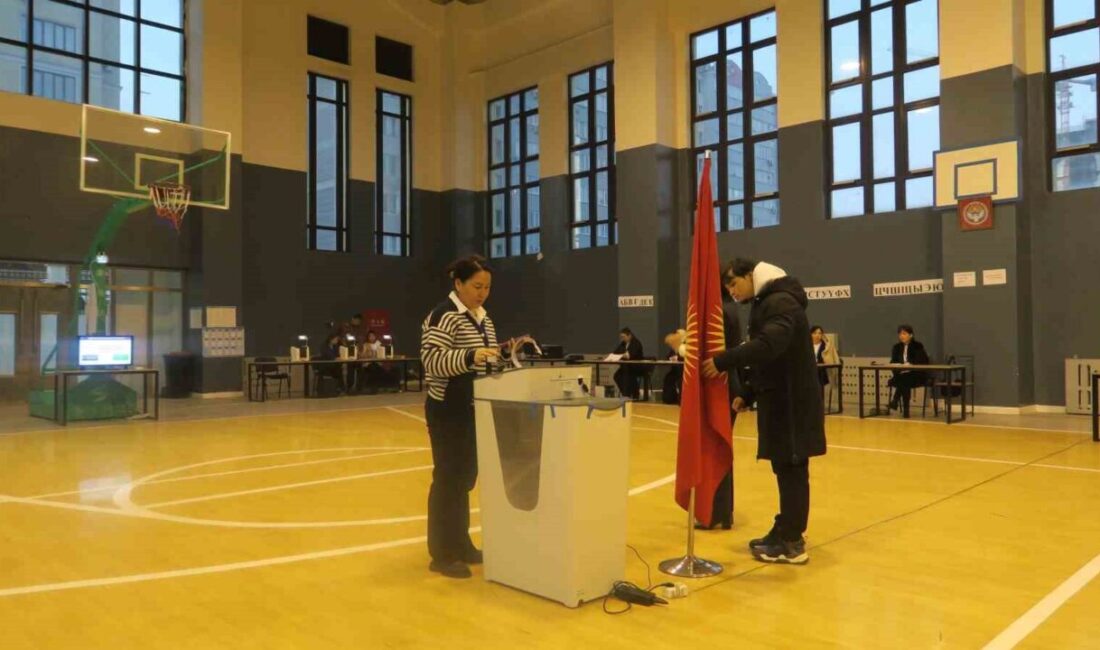 Kırgızistan'da erken parlamento seçimleri yerel saatle 08.00'de başladı. Toplamda 460