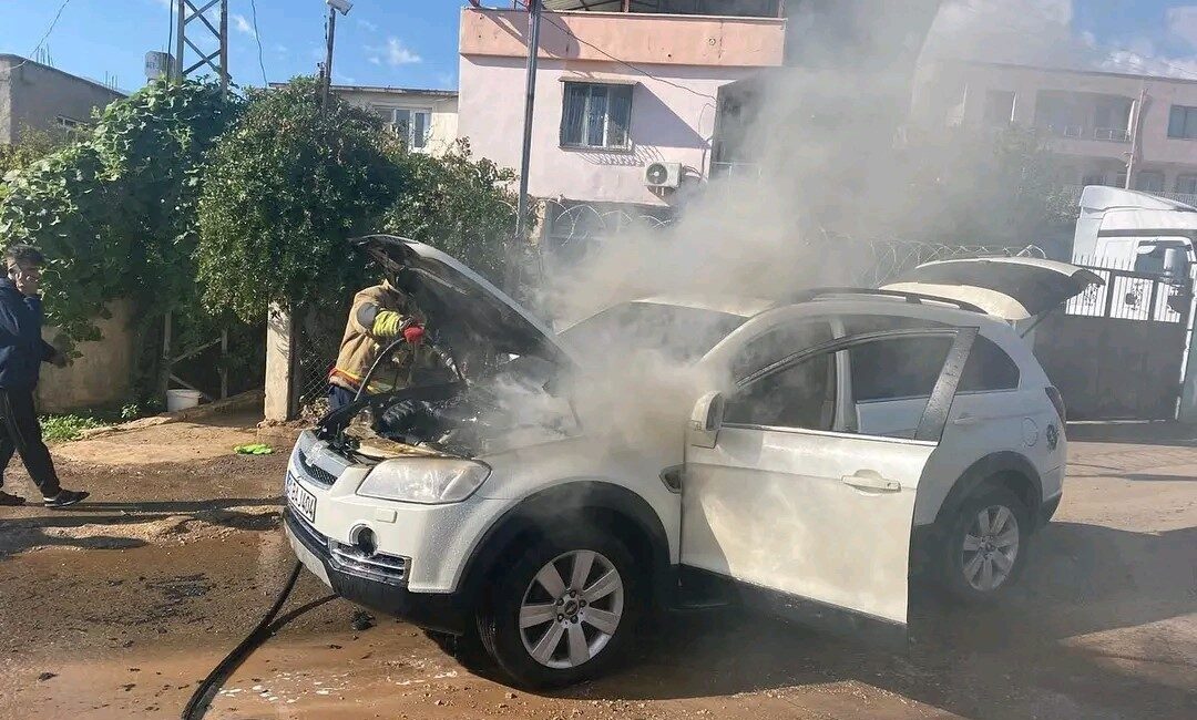 Hatay'ın Kırıkhan ilçesinde seyir halindeki bir cipin motor kısmında yangın