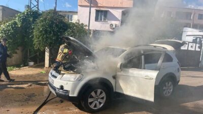 Hatay'ın Kırıkhan ilçesinde seyir halindeki bir cipin motor kısmında yangın