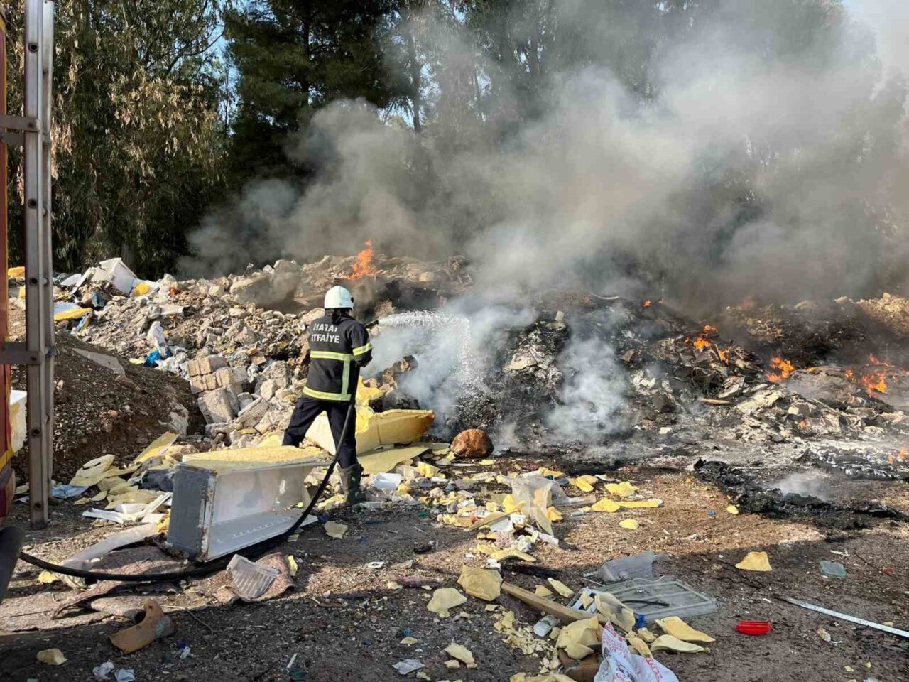 Hatay'ın Kırıkhan ilçesindeki Ilıkpınar Mahallesi'nde bulunan Hurdacılar Sitesi'nde bir yangın