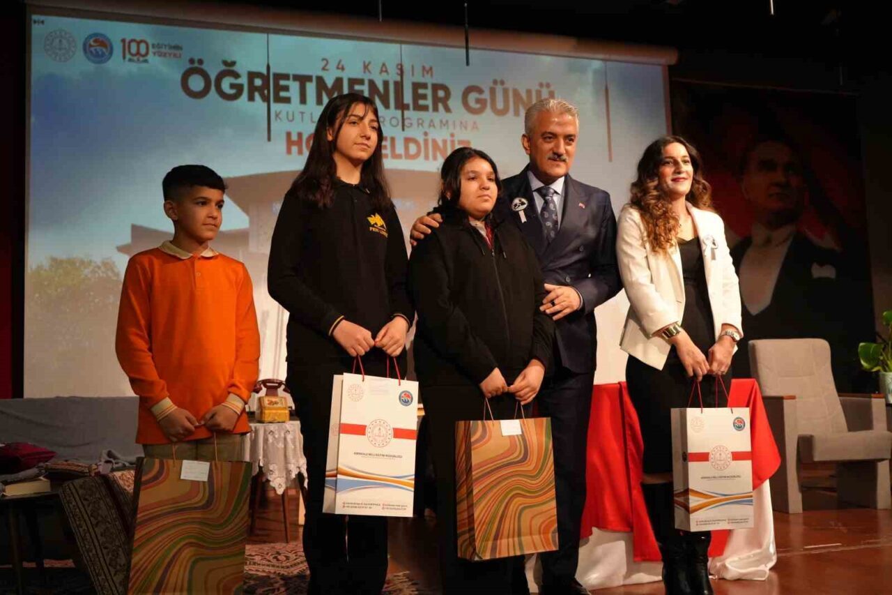 Kırıkkale'de 24 Kasım Öğretmenler Günü, Cumhuriyet ve Demokrasi Meydanı'nda çelenk