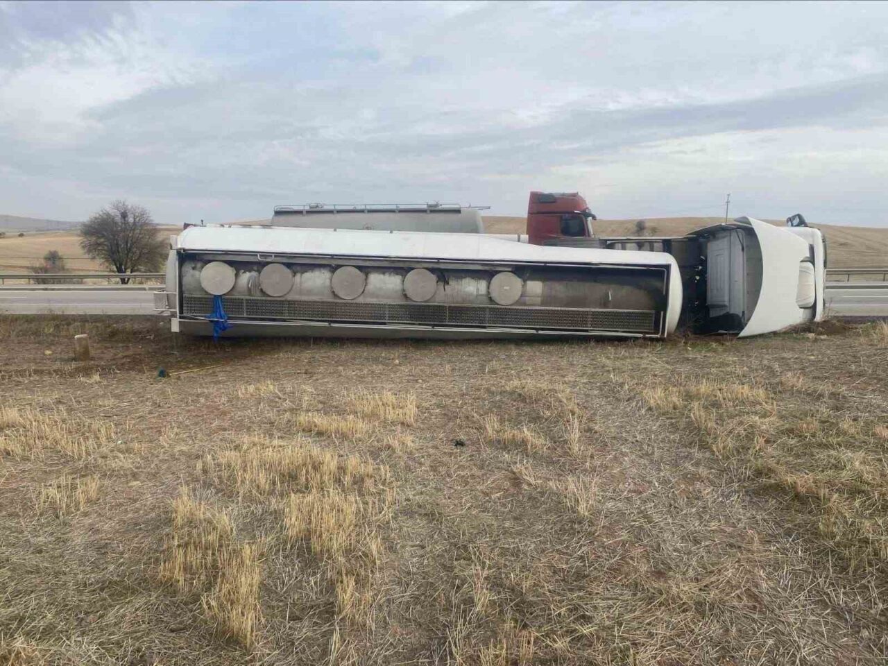Kırıkkale-Kırşehir D-765 karayolunda D.A. (22) yönetimindeki akaryakıt tankerinin devrilmesi sonucu