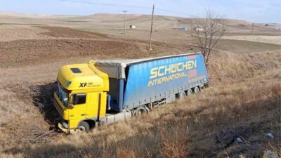 Kırıkkale'de, V.K. (48) idaresindeki bir tır D200 karayolu üzerinde kontrolden