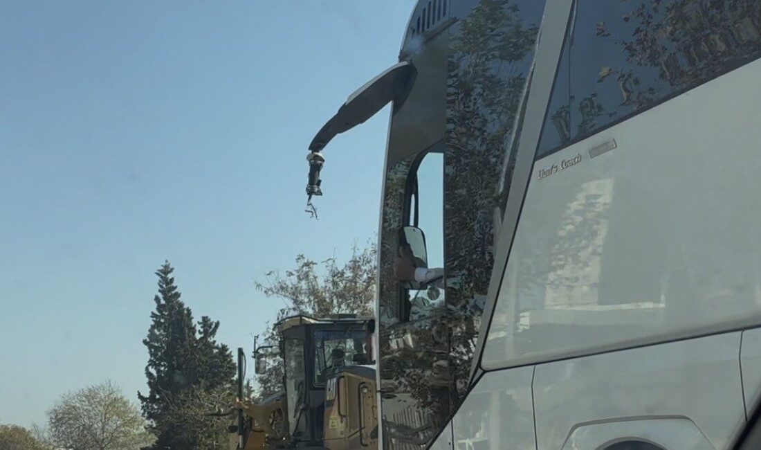 Gaziantep'te bir otobüs şoförü, seyir halindeyken kırılan sol aynasını elinde