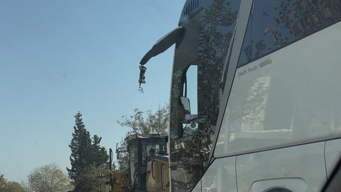 Gaziantep'te bir otobüs şoförü, seyir halindeyken kırılan sol aynasını elinde