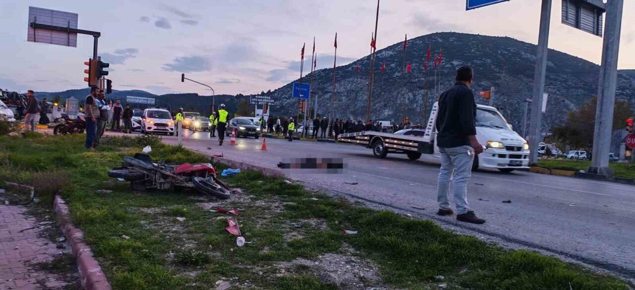 Manisa'nın Kırkağaç ilçesinde otomobil ile motosikletin çarpıştığı kazada motosiklet sürücüsü
