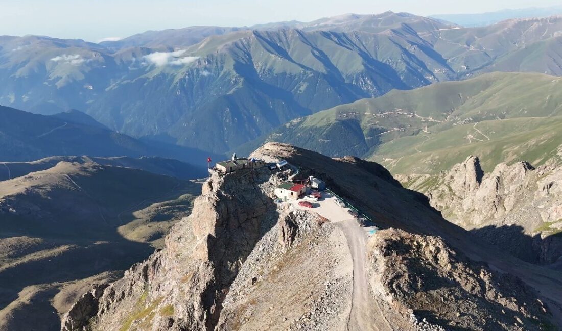 Trabzon-Bayburt sınırındaki Kırklar Dağı Mescidi, bu akşam bilinmeyen bir nedenden