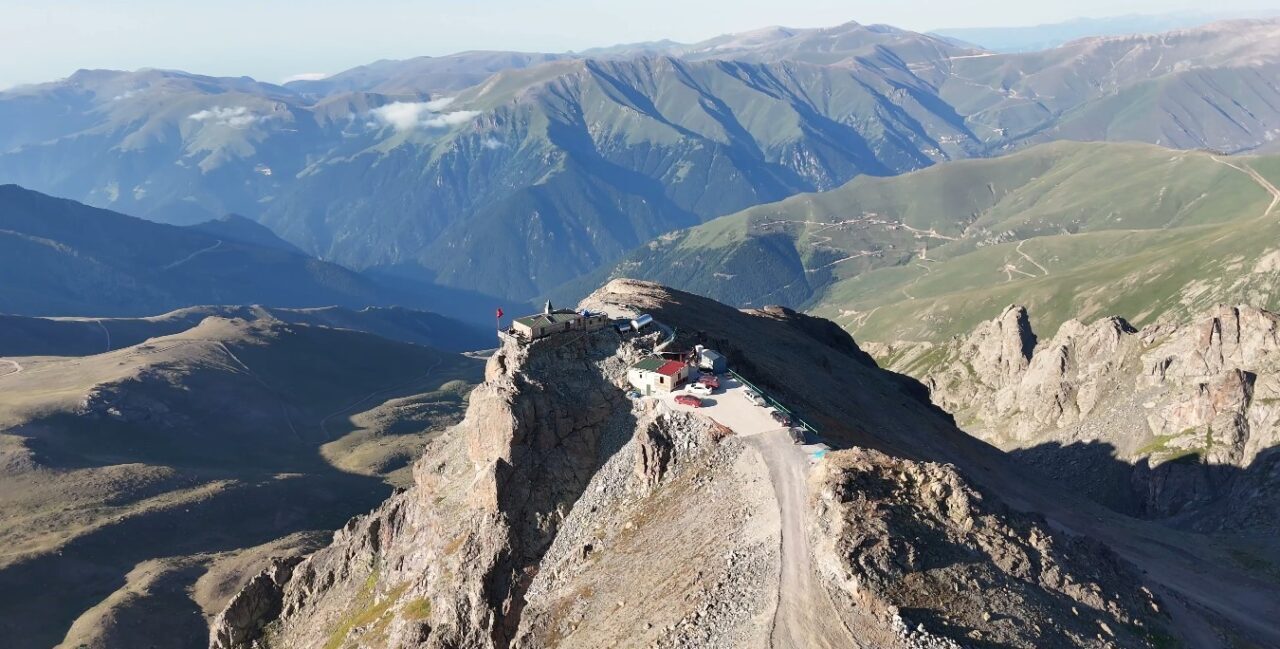 Trabzon-Bayburt sınırındaki Kırklar Dağı Mescidi, bu akşam bilinmeyen bir nedenden