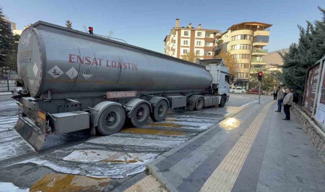 Tokat'ta kimyasal madde taşıyan bir tır, kırmızı ışıkta beklerken balataların