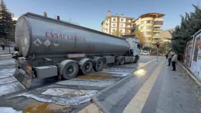 Tokat'ta kimyasal madde taşıyan bir tır, kırmızı ışıkta beklerken balataların