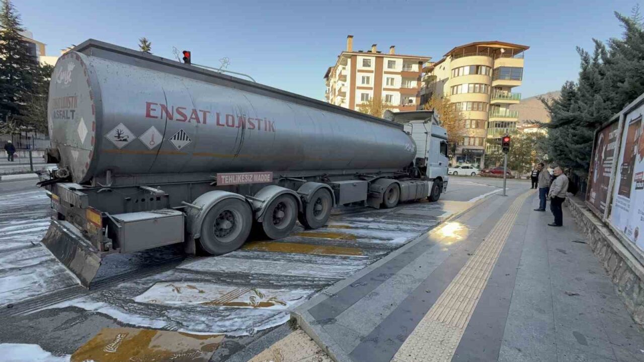 Tokat'ta kimyasal madde taşıyan bir tır, kırmızı ışıkta beklerken balataların