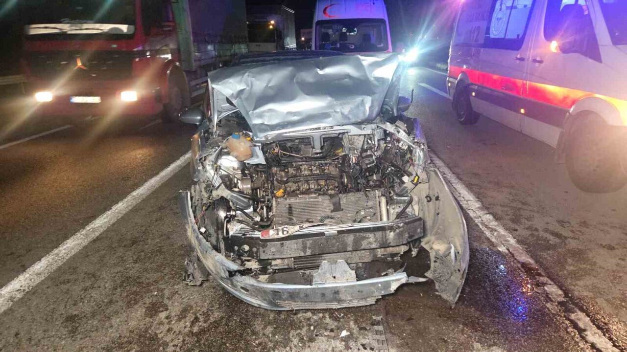 Bursa'nın Orhangazi ilçesinde kırmızı ışıkta bekleyen bir otomobile başka bir