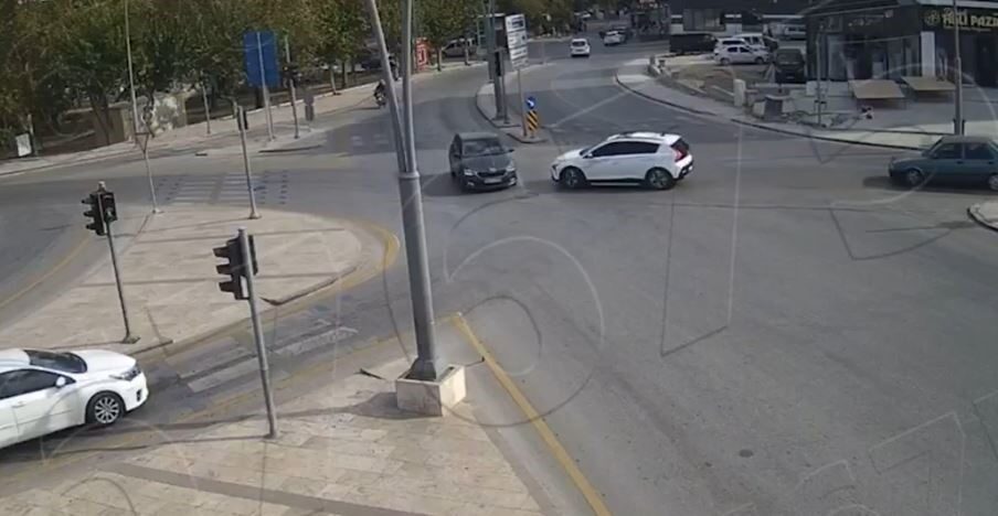 Denizli’de kırmızı ışık ihlali yapan bir sürücüye, İl Emniyet Müdürlüğü