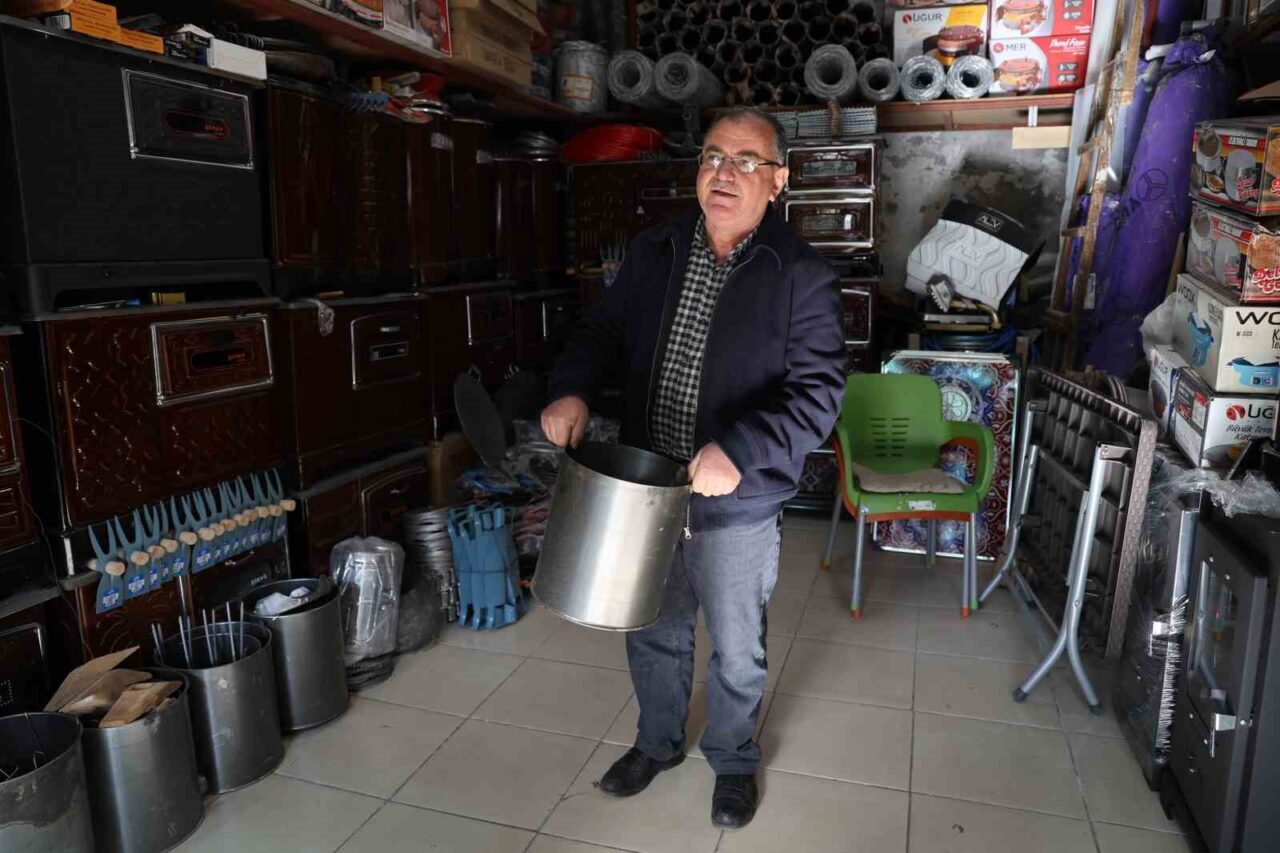 Kırşehir’in Uzun Çarşısı’nda kış mevsiminin gelmesiyle soba ve kova satışları