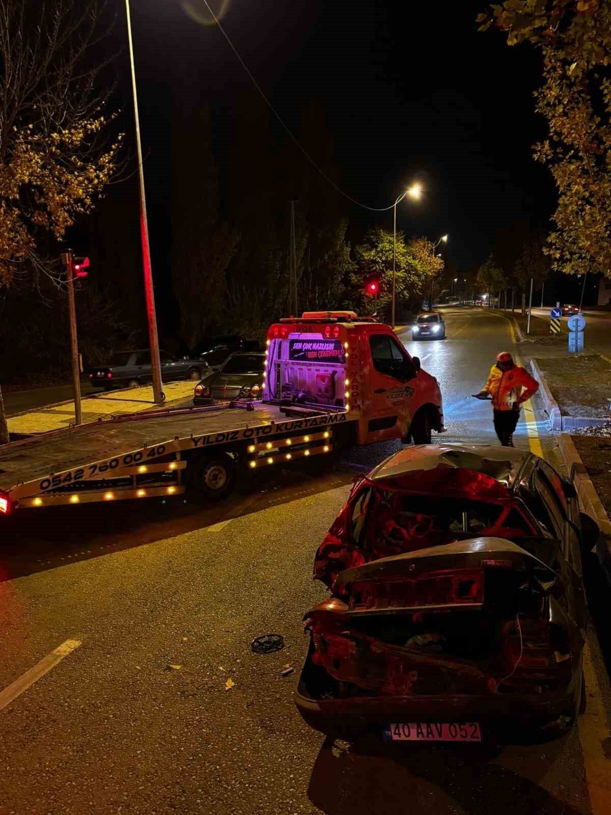 Kırşehir'de İ.K. (30) yönetimindeki otomobil, kontrolün kaybedilmesiyle kaldırıma çarparak takla