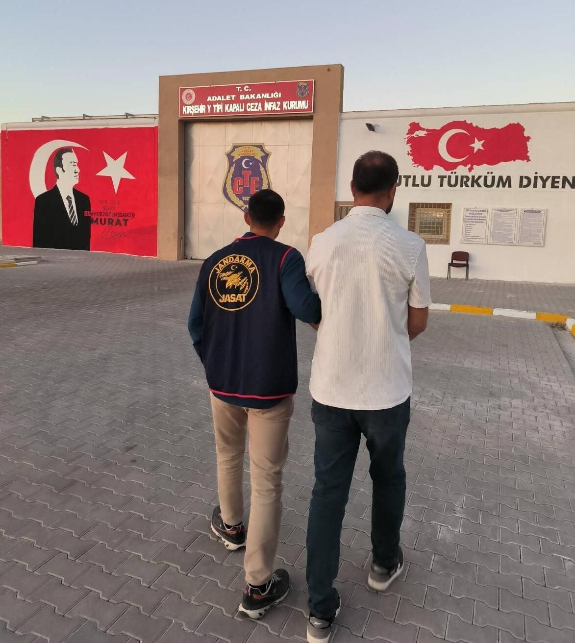 Kırşehir'de jandarma, yol kontrolü sırasında hapis cezası bulunan firari hükümlü