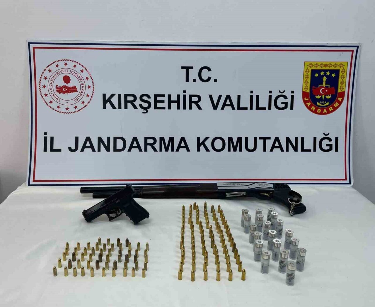 Kırşehir İl Jandarma Komutanlığı, ruhsatsız silah bulunduran A.D., S.O. ve