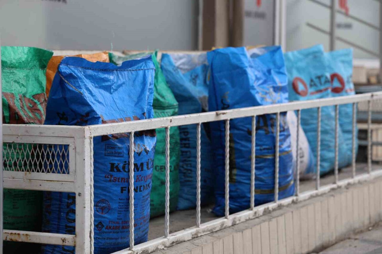 Kırşehir'de hava sıcaklıklarının düşmesi kömür satışlarında önemli bir artışa neden