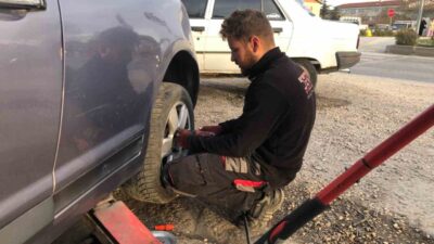 Eskişehir'de kış lastiklerine olan talep arttı. Lastik ustası Ali Curu,