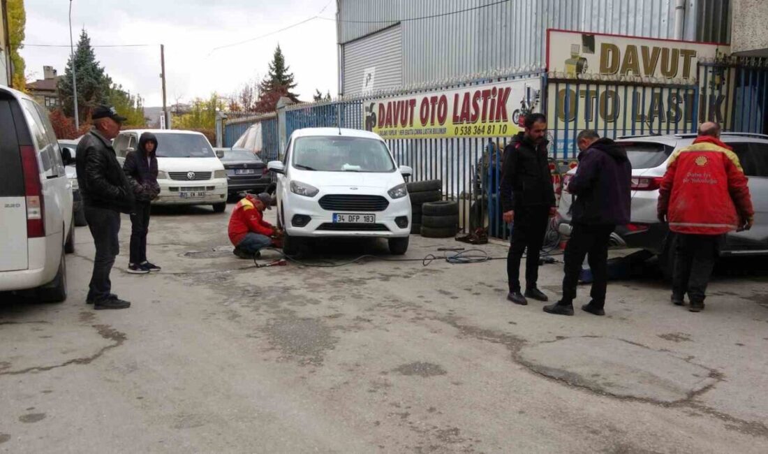 Van’da Kış Lastiği Takma Zorunluluğu ile Oto Lastikçilerde Yoğun Talep Artışı Gözlemleniyor Van'da kış lastiği takma zorunluluğunun başlamasıyla birlikte oto lastikçilerde yoğunluk