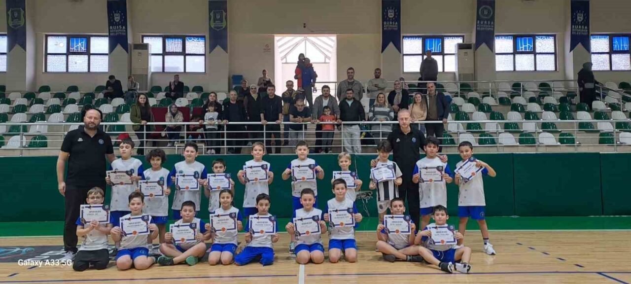 Bursa Büyükşehir Belediyesi, Kış Spor Okulları'nın ikinci dönemini tamamlayarak çocuklara