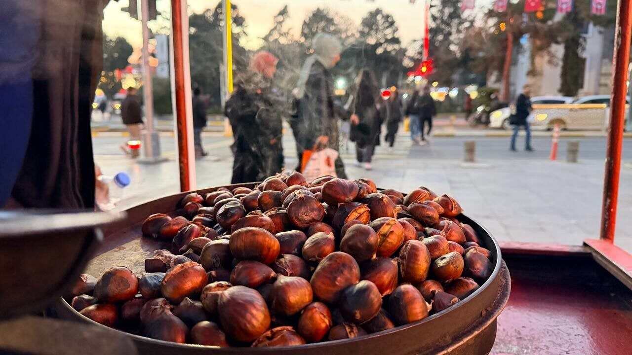 Erzincan Sokaklarında Soğuyan Havalara Rağmen Kestane Satışları Artış Gösterdi